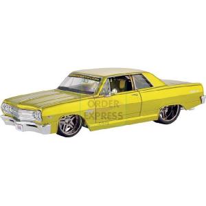 1 24 Chevrolet Malibu Yellow