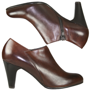 A low ankle boot from Jones Bootmaker. With round toe and stacked heel, very stylish to wear with tr